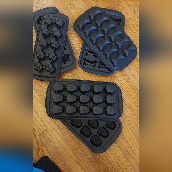 Lot Of 6 Black Silicone Halloween Ice Cube Trays Candals - Picture 1 of 4